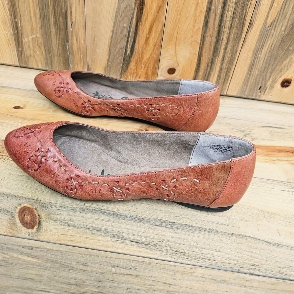 Easy Spirit Saddle Embroidered Flats - Picture 4 of 7